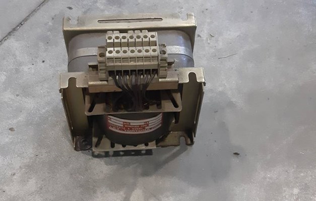 TRASFORMATORE 380 primario 220 secondario.LET